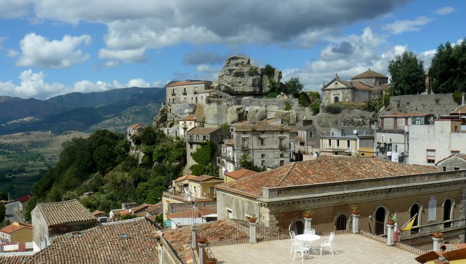 (9) Si va verso il Ristorante a Castiglione di Sicilia